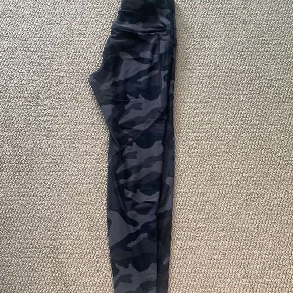 Old Navy High-Rise Camo Go-Dry Leggings - Picture 3 of 6
